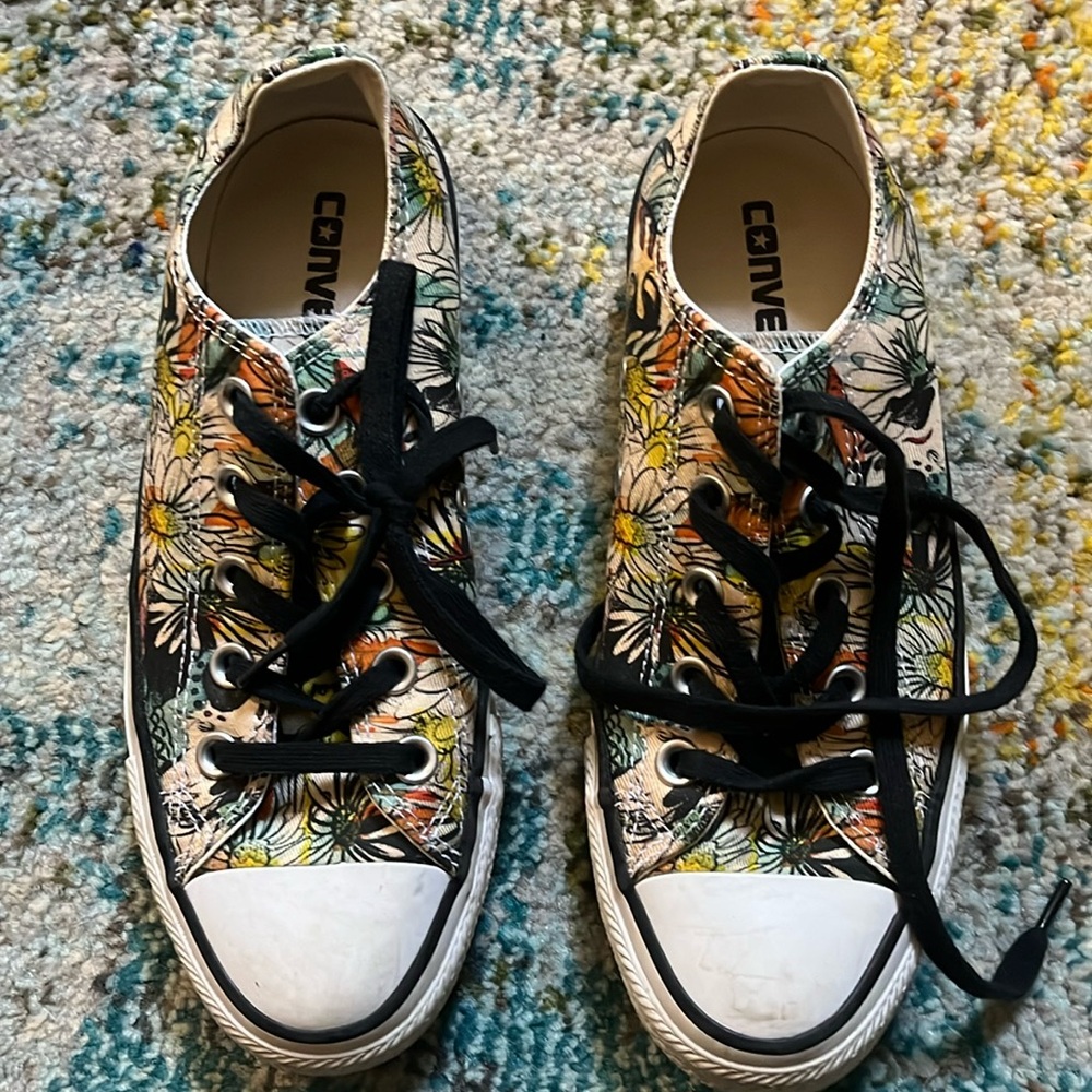 Vintage converse all star sneakers with fun daisy pattern. Colorful. Size 6